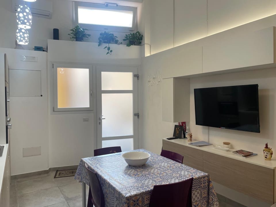 TV and multimedia, Living room, Seating area, Dining area
