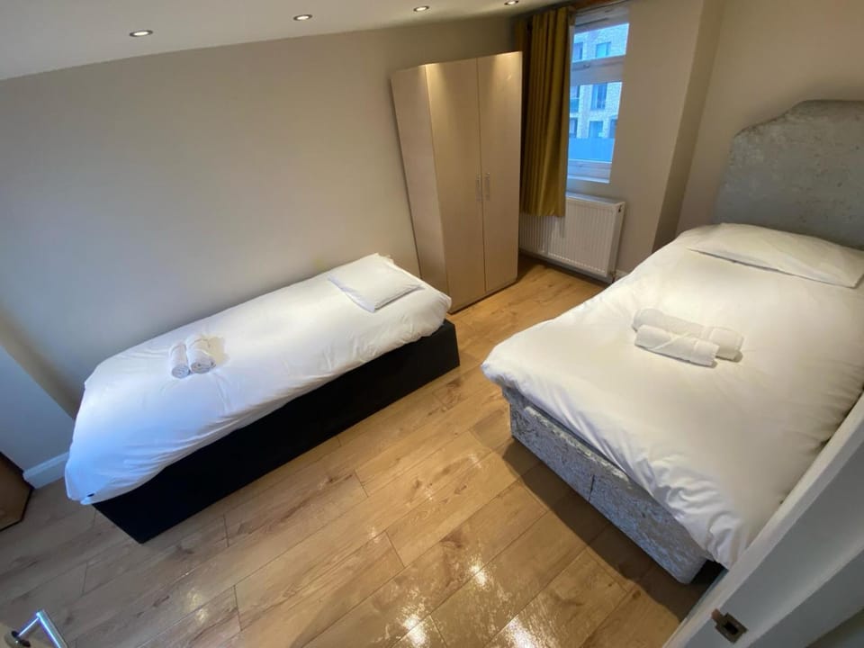 4 Bedroom Apartment & 2 Bedroom apartment Apartment in London