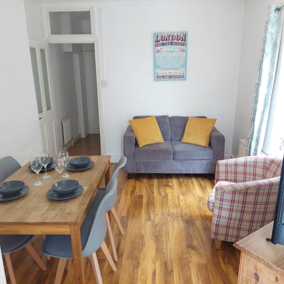 Seating area, Dining area