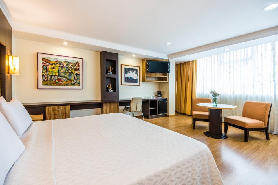 Bed, Photo of the whole room, Decorative detail, Seating area, Bedroom