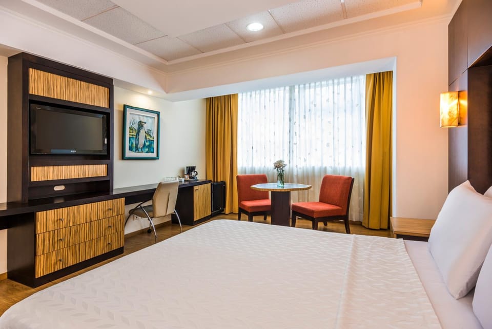 Bed, Photo of the whole room, Decorative detail, Seating area, Bedroom, City view