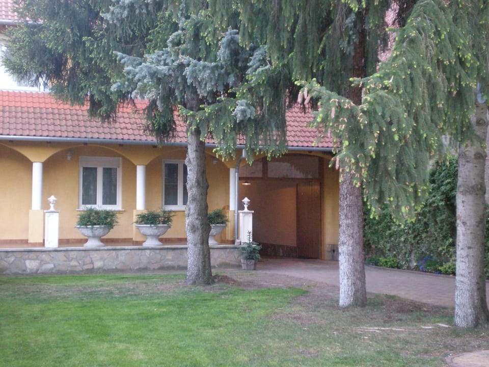 Facade/entrance