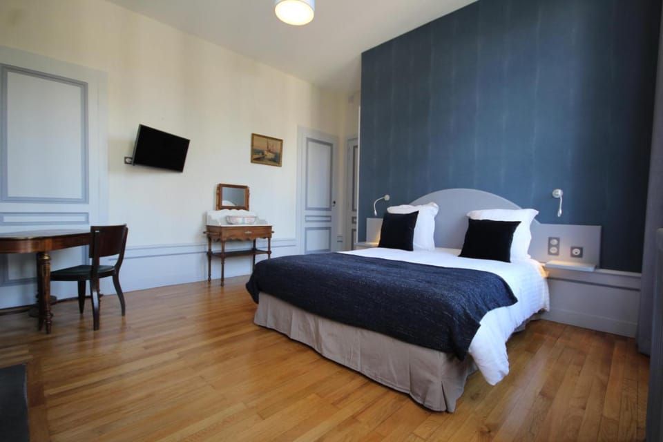 Bed, TV and multimedia, Photo of the whole room, Bedroom, Breakfast, wardrobe