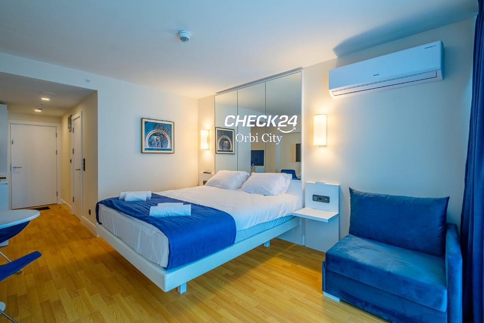 Bed, Photo of the whole room, Seating area, air conditioner