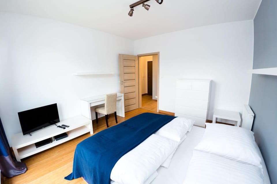 Bed, TV and multimedia, Bedroom, wardrobe