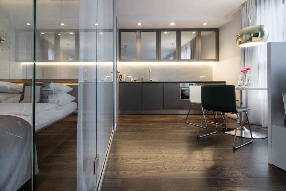 Bed, TV and multimedia, Kitchen or kitchenette, Living room, Photo of the whole room, Bedroom, hair dresser