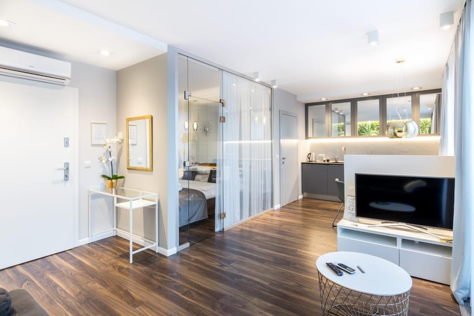 Bed, TV and multimedia, Kitchen or kitchenette, Living room, Photo of the whole room, Seating area, Bedroom, hair dresser, air conditioner