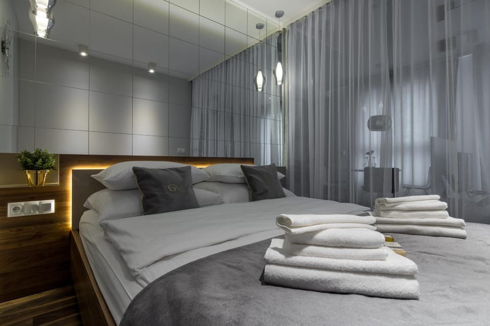 Photo of the whole room, Bedroom, towels