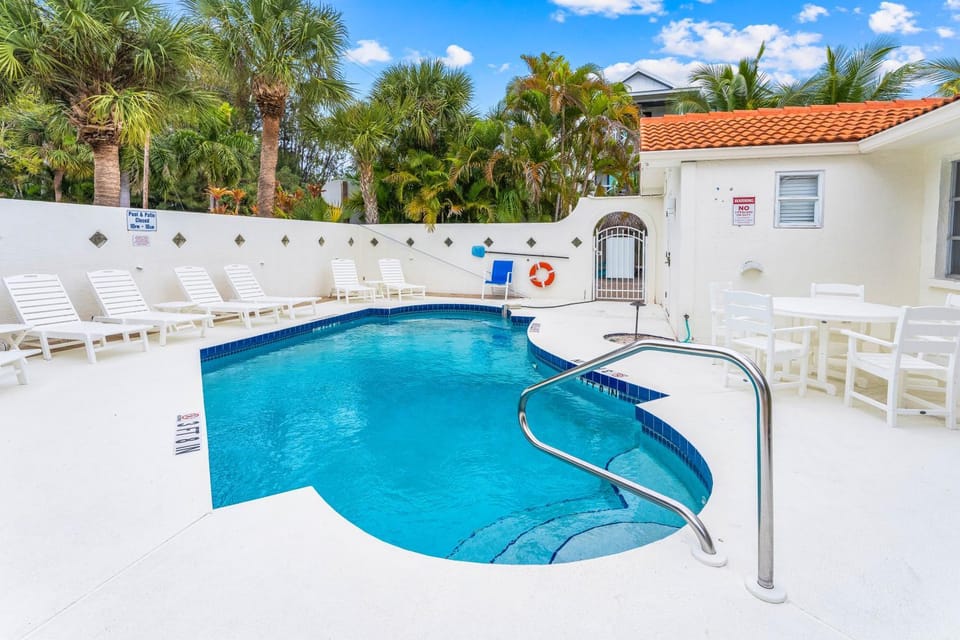 Patio, Day, Swimming pool, sunbed