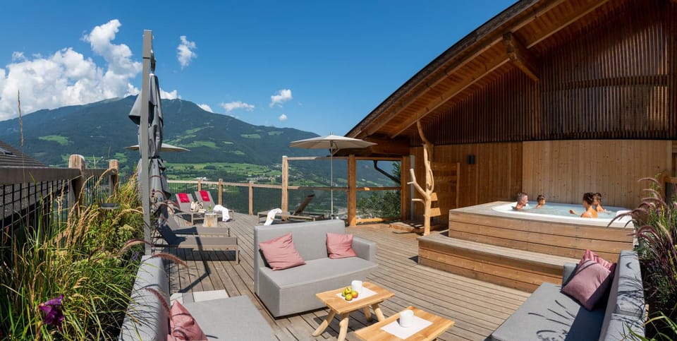 View (from property/room), Balcony/Terrace, Swimming pool, sunbed
