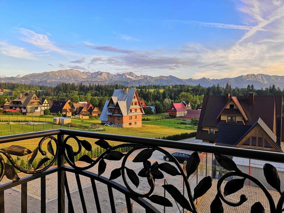 Balcony/Terrace, Mountain view