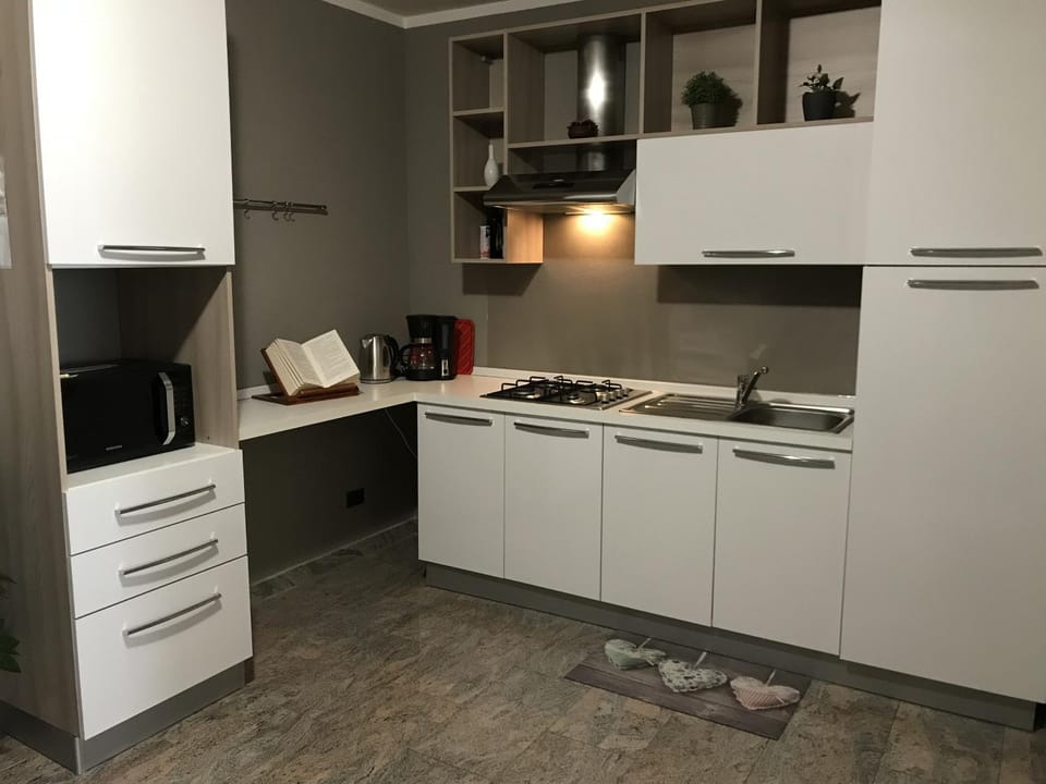 Coffee/tea facilities, Kitchen or kitchenette, Dining area