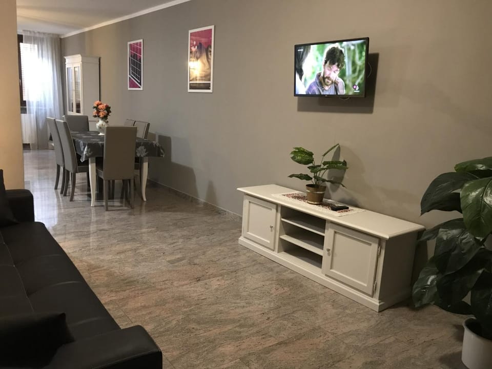 TV and multimedia, Living room, Seating area, Dining area