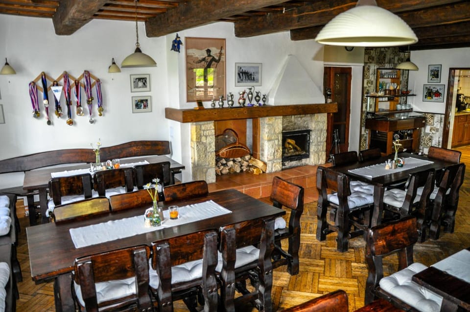 Restaurant/places to eat, Lounge or bar, Lunch, Dinner