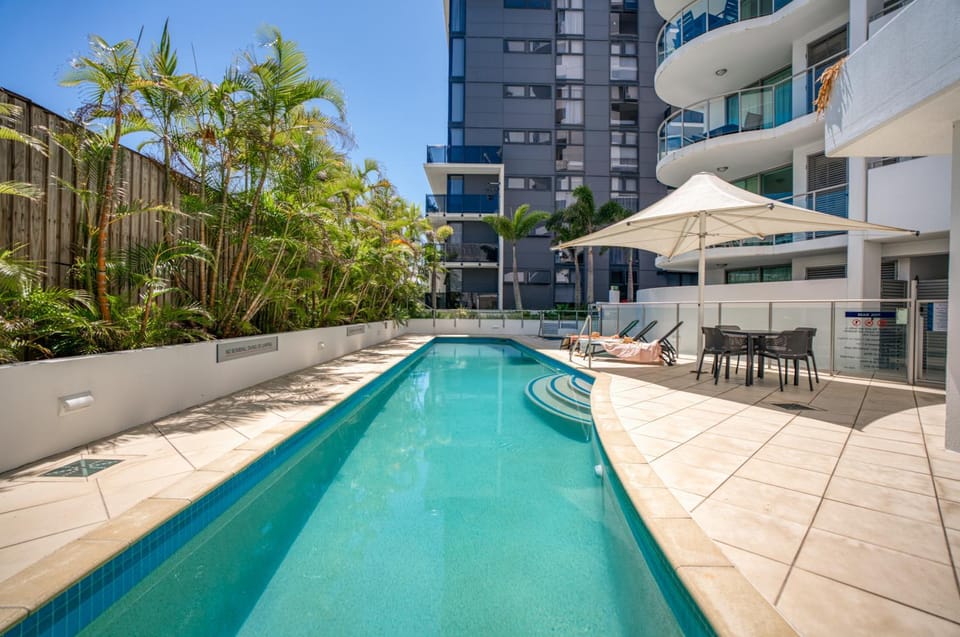 Day, Swimming pool