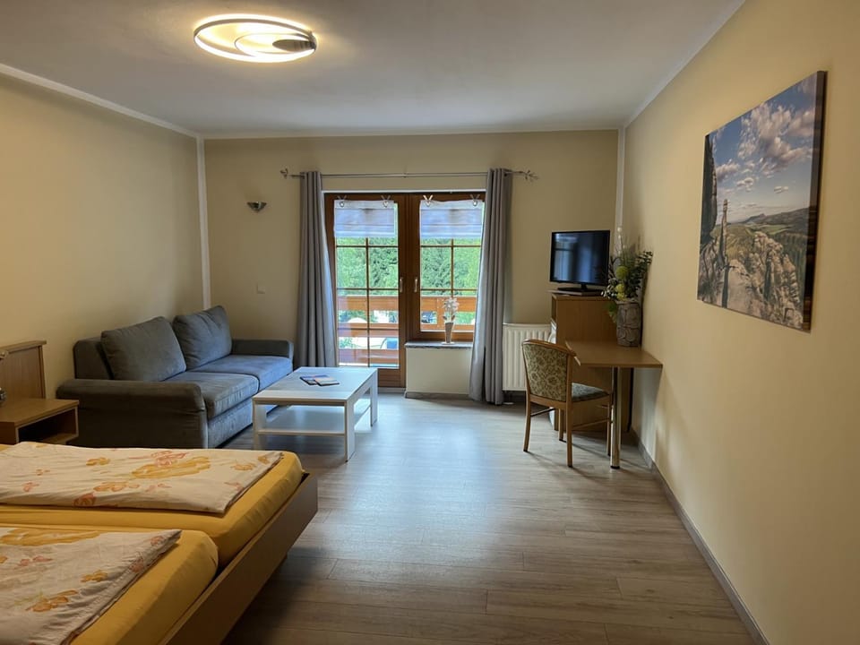 TV and multimedia, Photo of the whole room, Bedroom