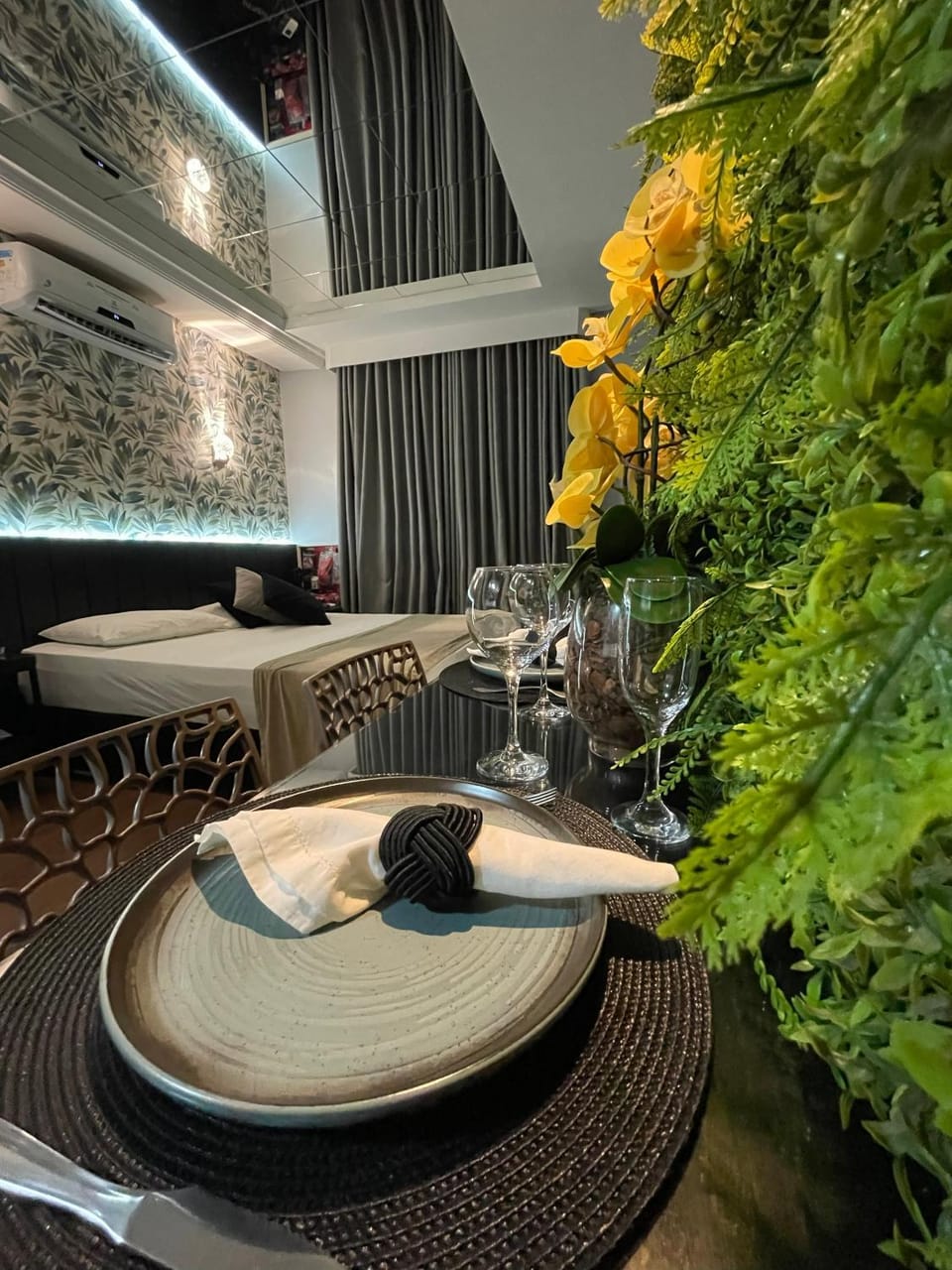 Bed, TV and multimedia, Dining area, air conditioner