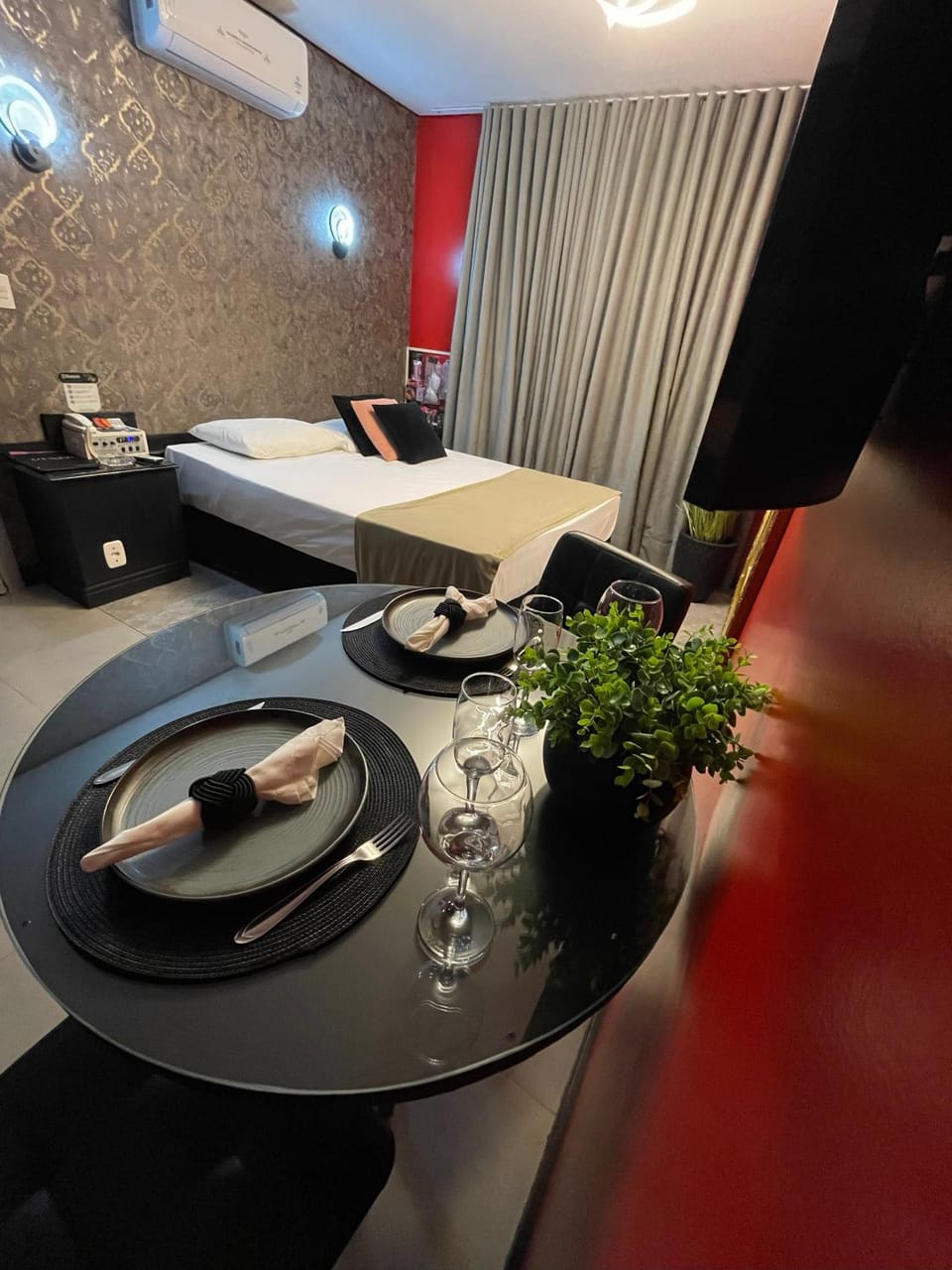 Bed, TV and multimedia, Photo of the whole room, Dining area, Bedroom, minibar, air conditioner