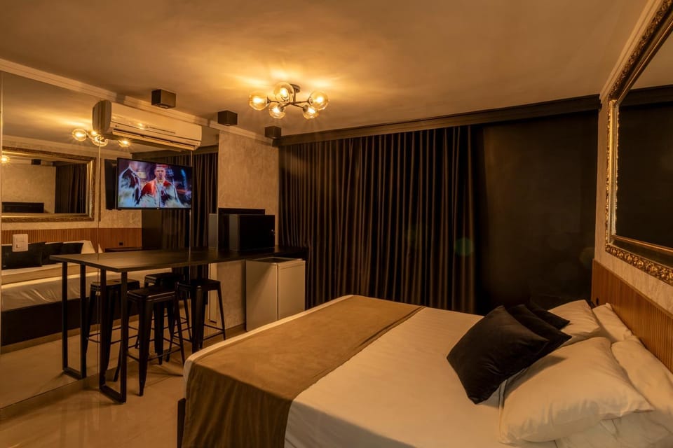 Bed, TV and multimedia, Photo of the whole room, Seating area, Bedroom, air conditioner