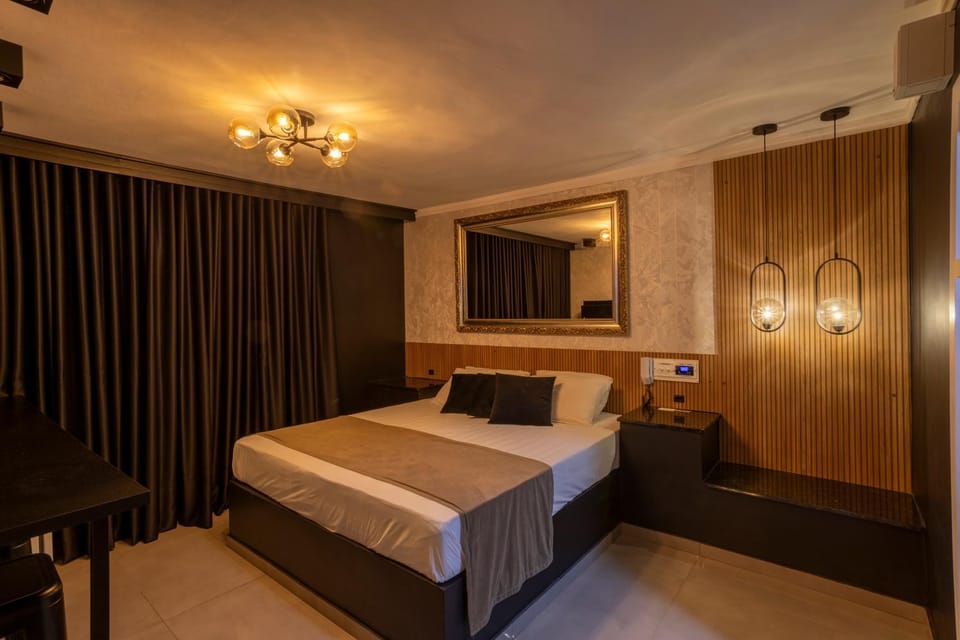 Bed, TV and multimedia, Photo of the whole room, Bedroom