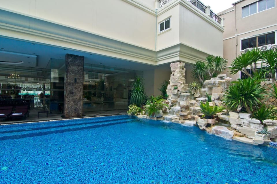 Garden, View (from property/room), Other, Photo of the whole room, Decorative detail, Seating area, Guests, Pool view