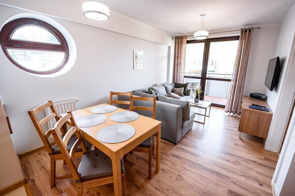 TV and multimedia, Living room, Seating area, Dining area