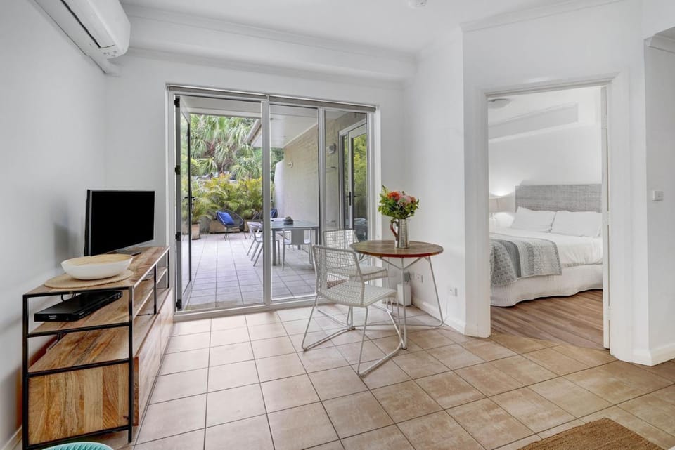 Communal lounge/ TV room, Bed, TV and multimedia, Seating area, Dining area, Bedroom, hair dresser, air conditioner