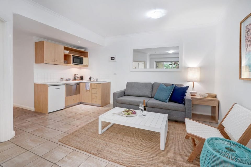 Kitchen or kitchenette, Living room, Seating area, Dining area, minibar, stove