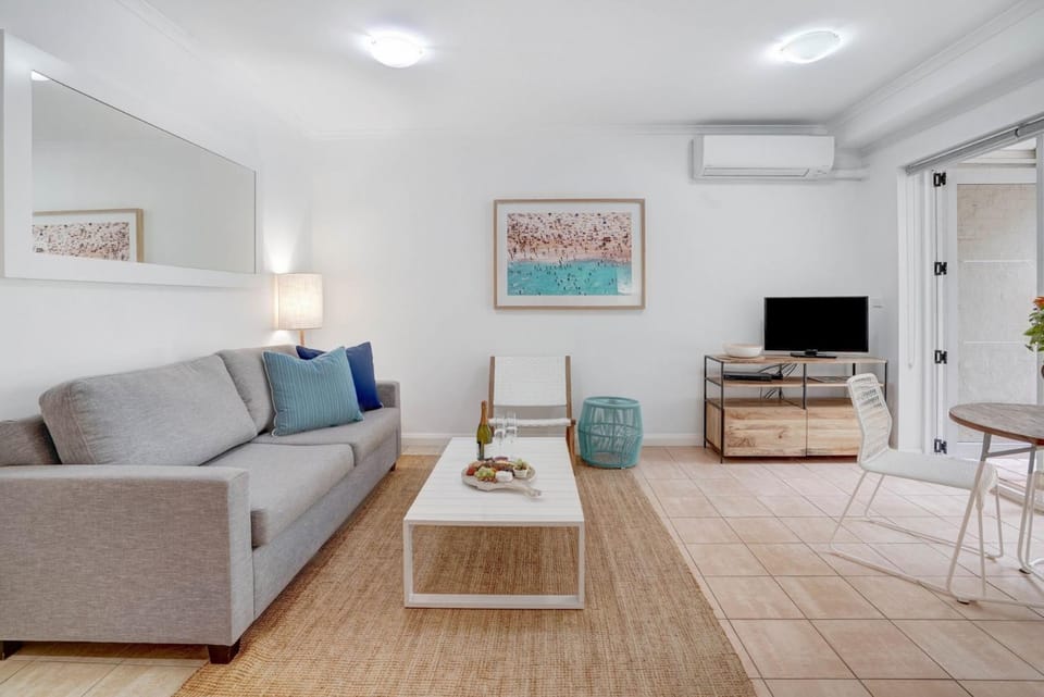 Communal lounge/ TV room, TV and multimedia, Living room, Seating area, air conditioner