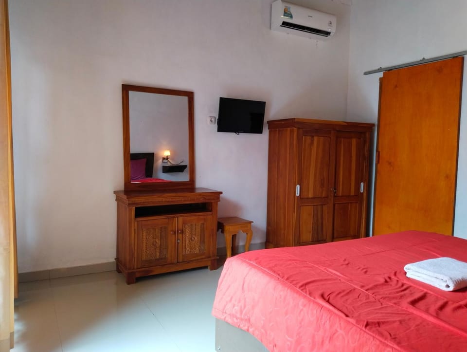 Bed, TV and multimedia, Bedroom, towels, wardrobe