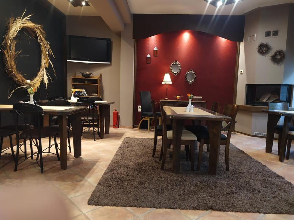 Restaurant/places to eat, Lounge or bar