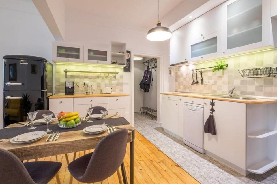 Coffee/tea facilities, Kitchen or kitchenette, Living room, Dining area