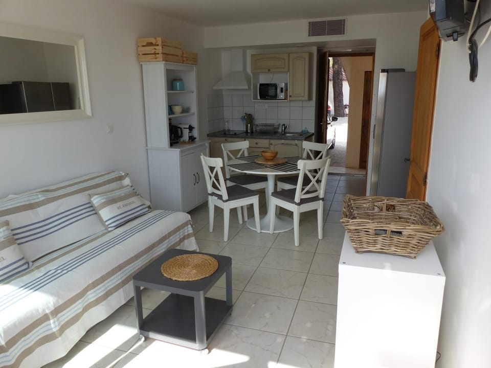 Kitchen or kitchenette, Living room, Dining area