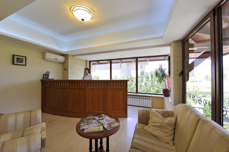 Staff, People, Lobby or reception, Decorative detail, Garden view, Mountain view, Street view, group of guests, Family