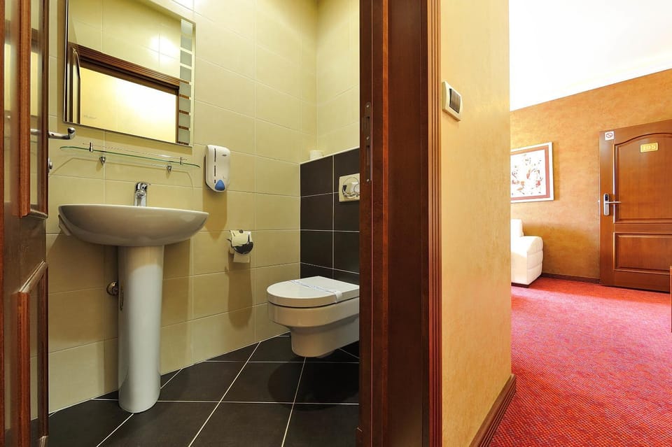 Toilet, Bathroom, Living room, Seating area, Bedroom
