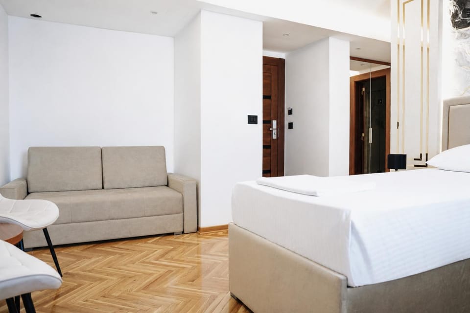Photo of the whole room, Seating area