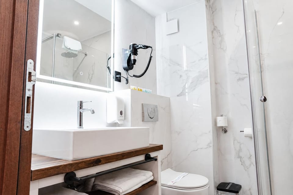 Shower, Toilet, Bathroom, towels