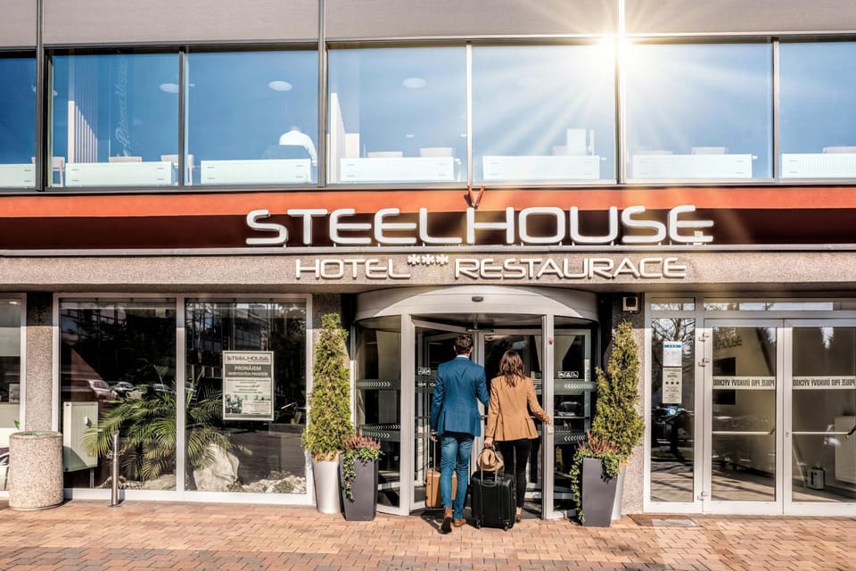 Property building, Restaurant/places to eat, Day, People, Property logo or sign, acessibility