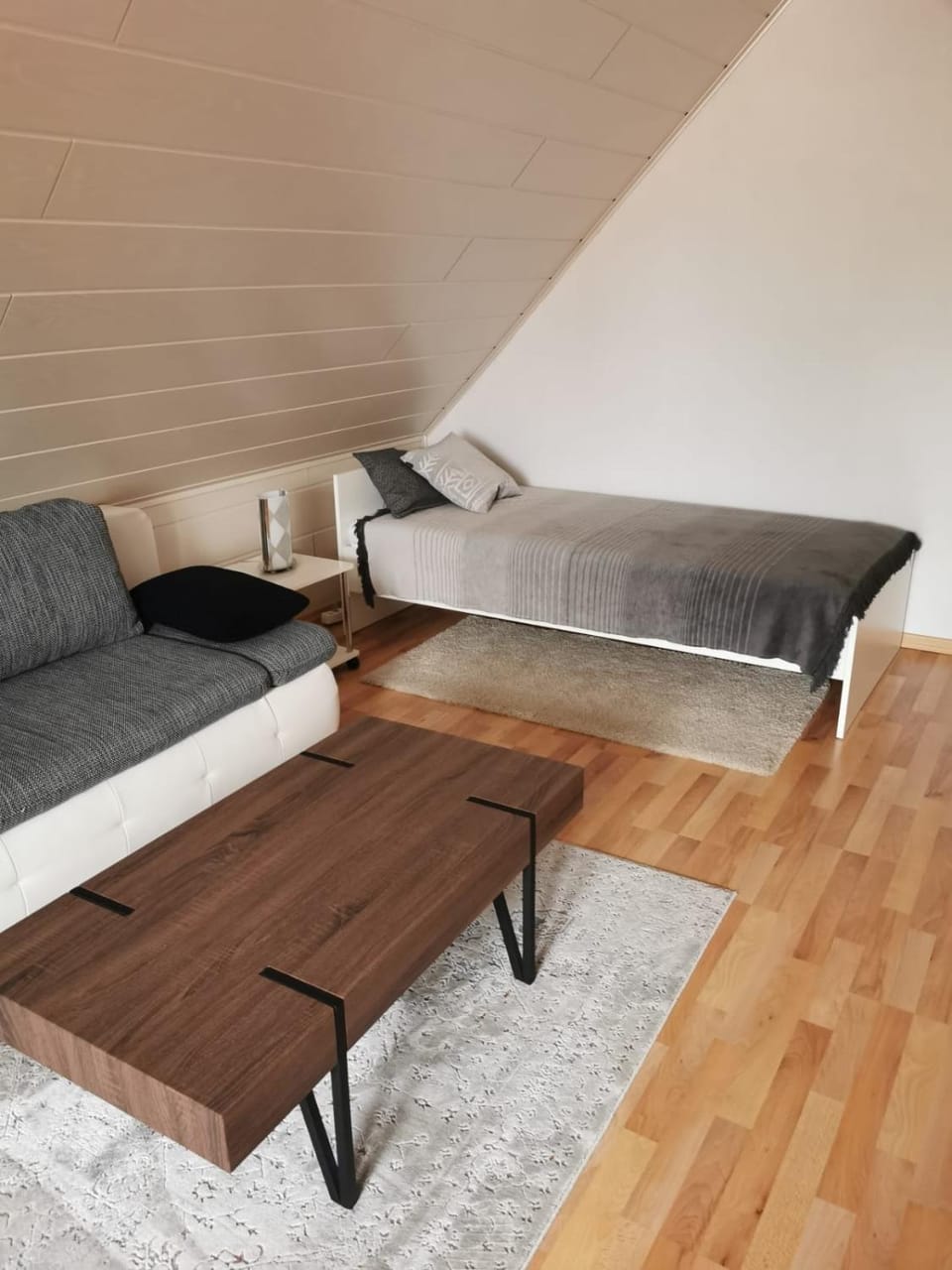 Bed, Photo of the whole room, Seating area, Bedroom