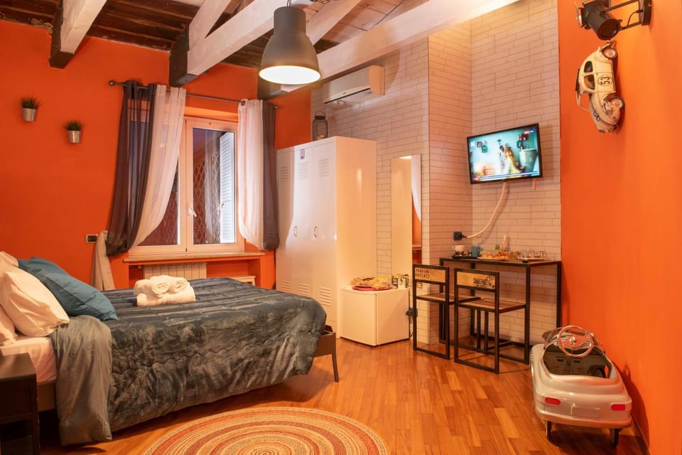 Bed, TV and multimedia, Photo of the whole room, Seating area, Bedroom, towels, wardrobe, air conditioner