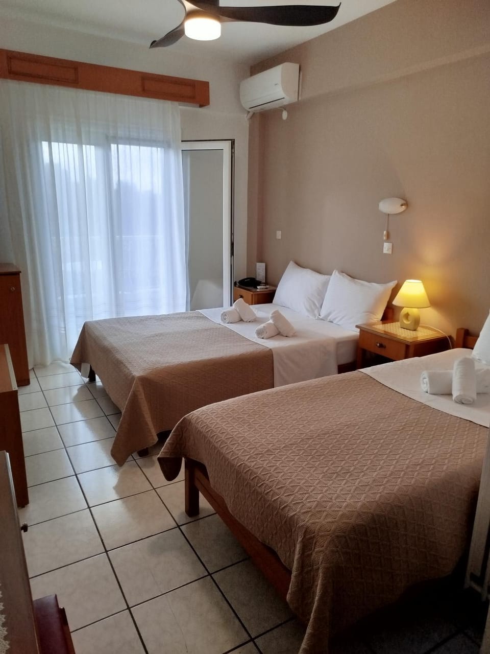 Bed, Photo of the whole room, air conditioner