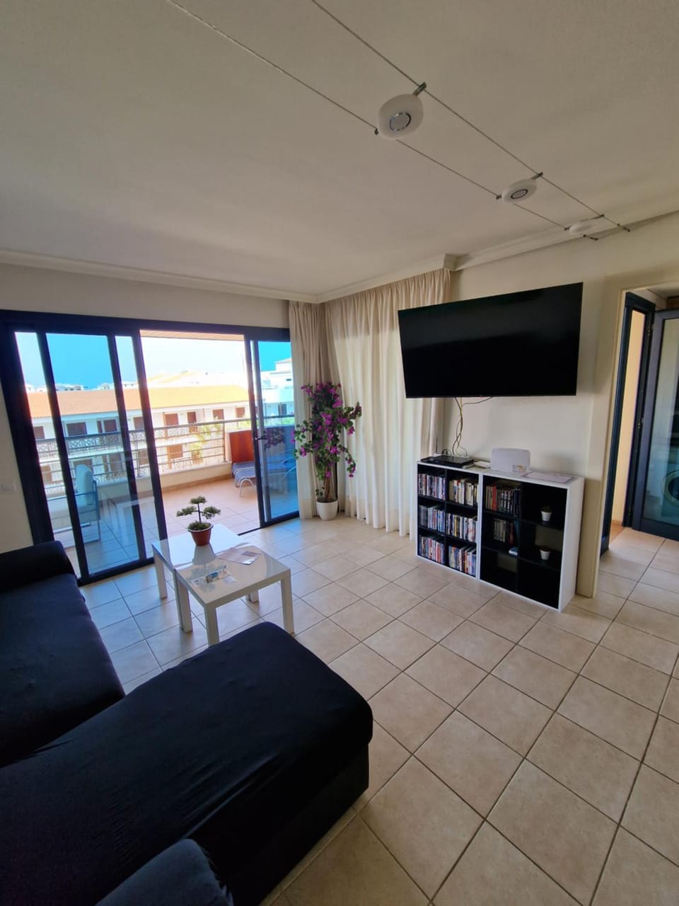Communal lounge/ TV room, Library, TV and multimedia, Living room, Seating area