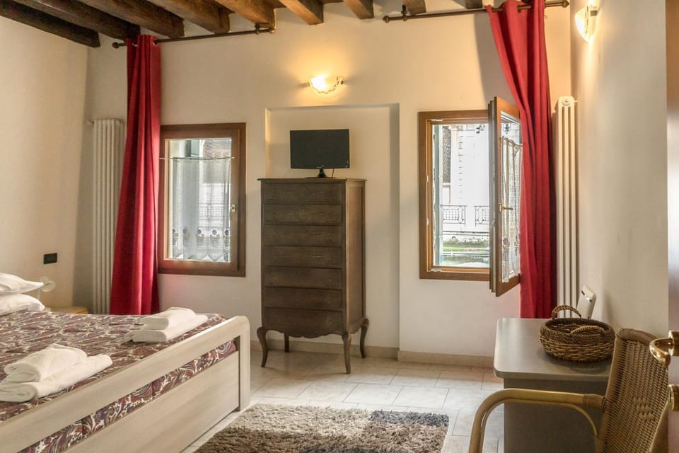 La Gondola - beautiful canal view Apartment in Venice