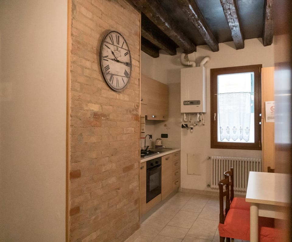 La Gondola - beautiful canal view Apartment in Venice