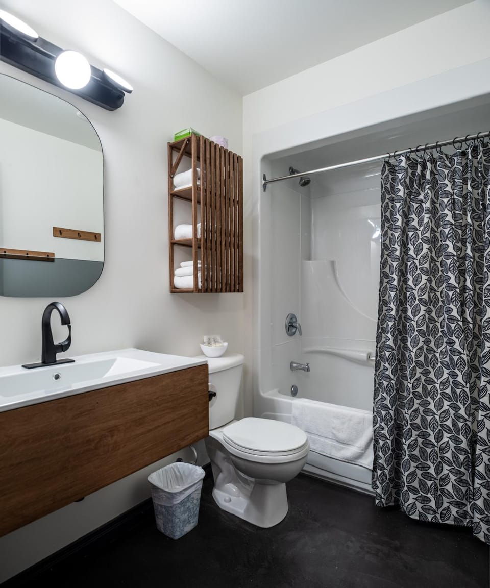 Shower, Toilet, Bathroom, towels