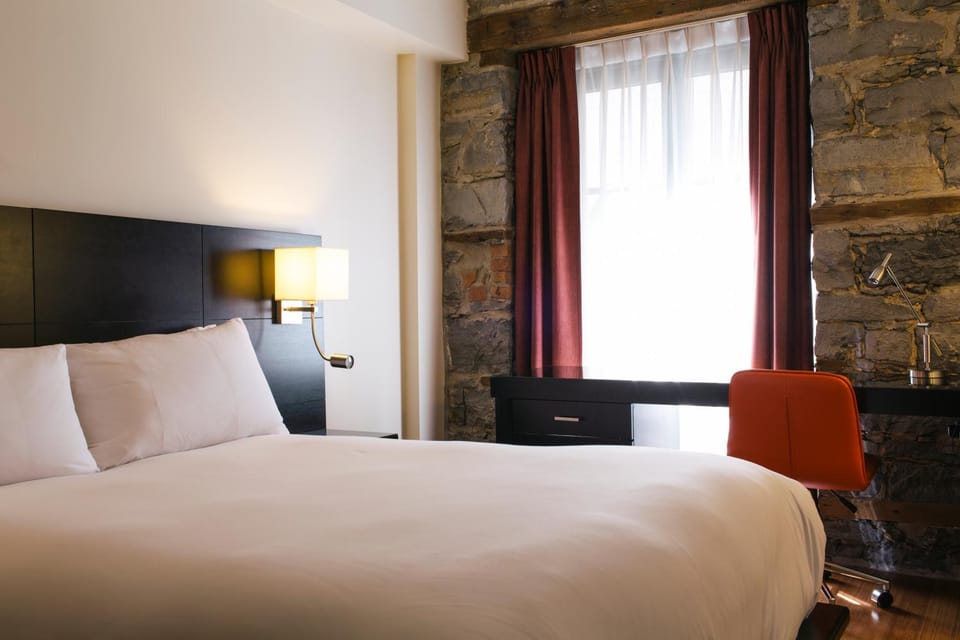 Bed, Seating area