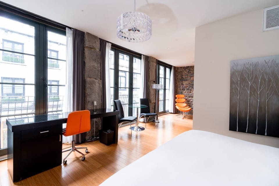 Photo of the whole room, Seating area
