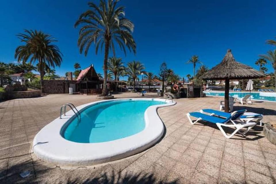Table tennis, Swimming pool, Swimming pool