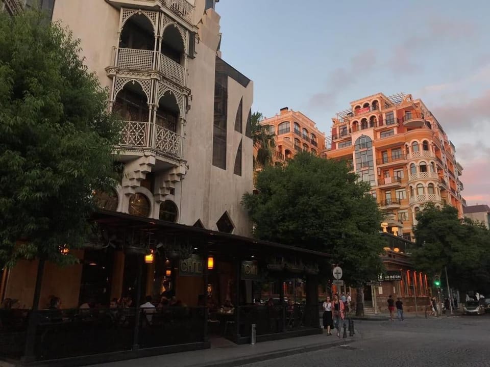 Restaurant/places to eat, Neighbourhood