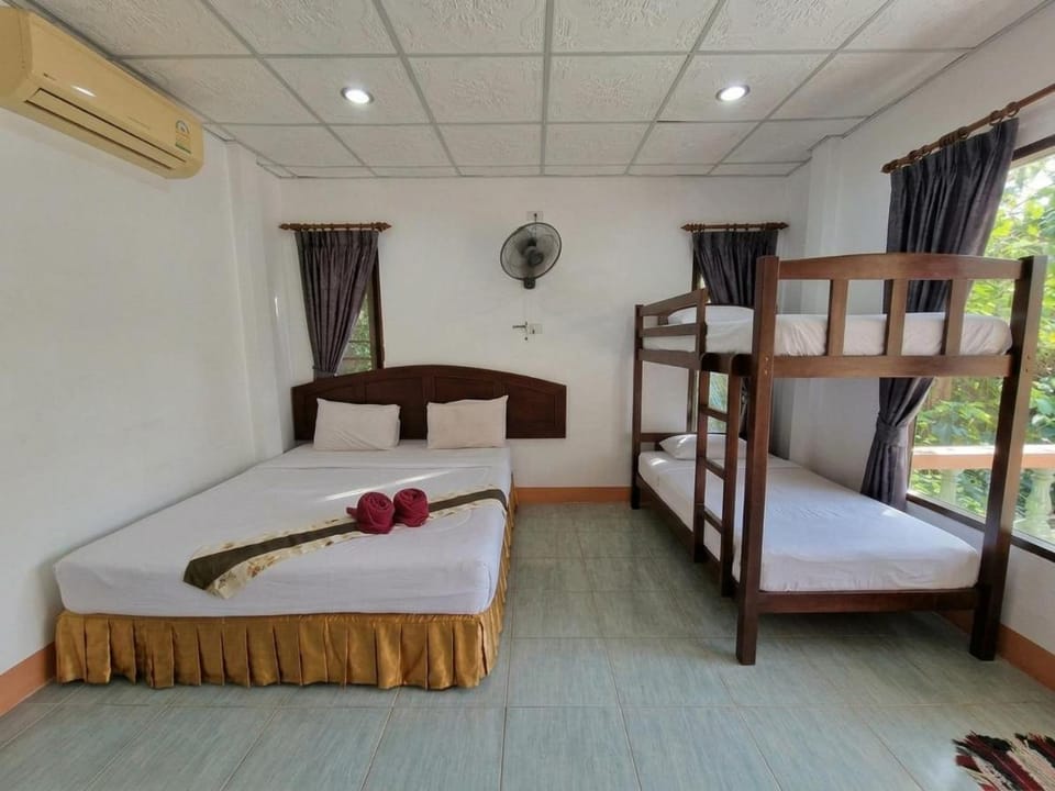 Bed, TV and multimedia, Photo of the whole room, Bedroom, bunk bed, air conditioner